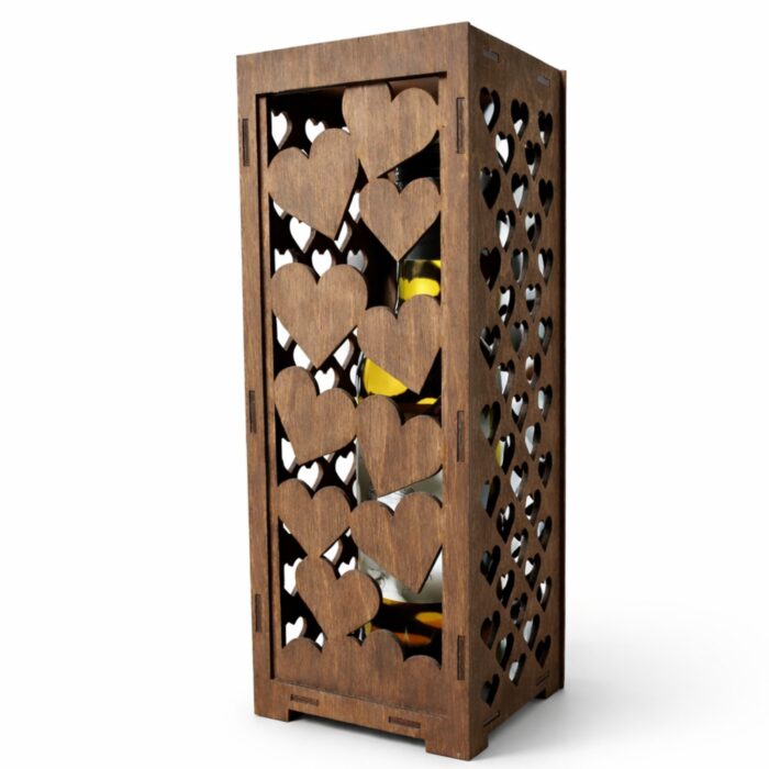 Drewniana skrzynka na wino ze sklejki z dekoracyjnymi wycięciami w kształcie serc – widok z przodu