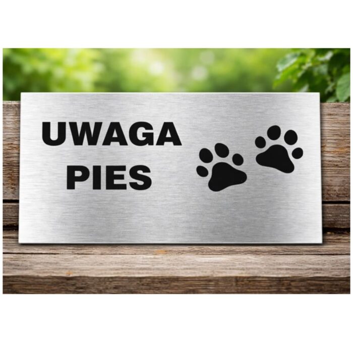 Tabliczka ostrzegawcza „Uwaga pies” zamontowana na ogrodzeniu posesji