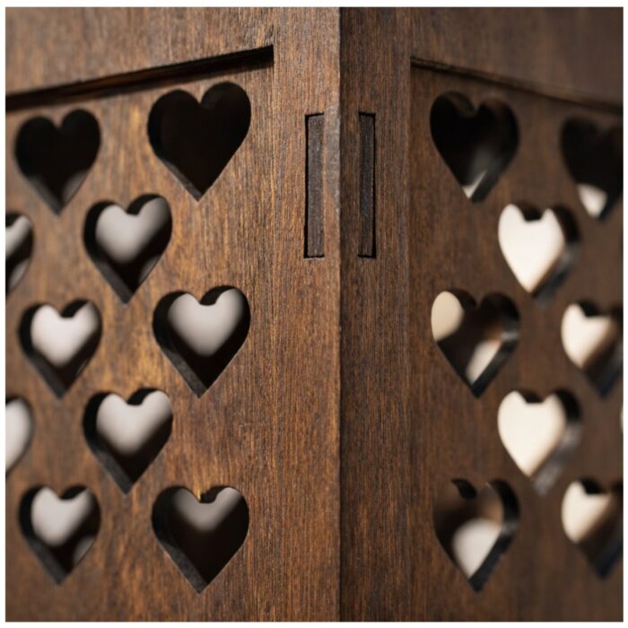 Drewniana skrzynka na wino z personalizowanym grawerem – widok z boku