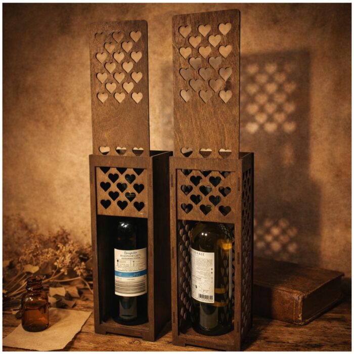 Drewniana skrzynka na wino z grawerem z butelką w środku