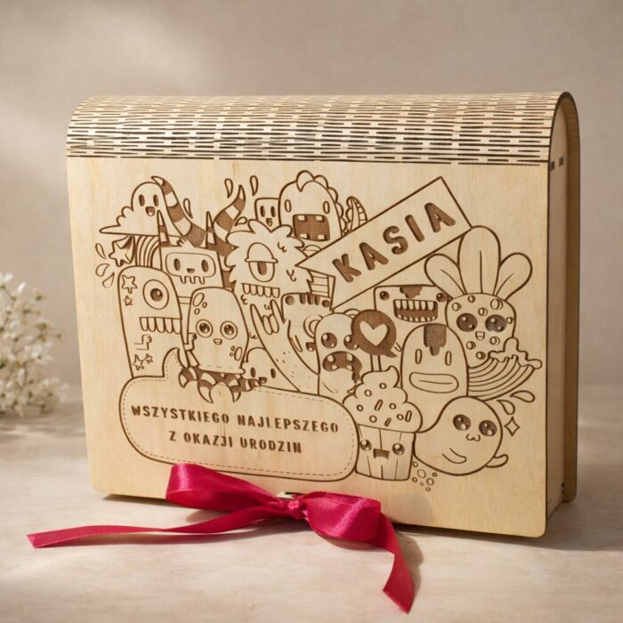 drewniane pudełko na prezent urodzinowy z grawerem