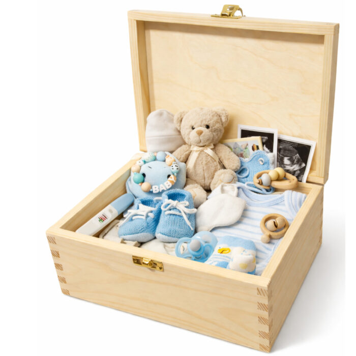 Drewniane pudełko wspomnień otwarte – miejsce na pierwsze pamiątki dziecka i zdjęcia