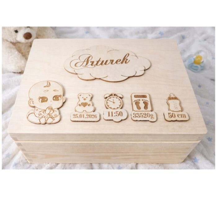 Otwarty kuferek wspomnień na pamiątki dziecka z miejscem na pierwsze skarby