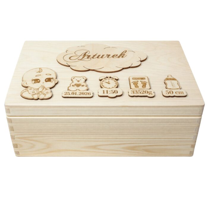 Drewniany kuferek wspomnień na chrzest ustawiony jako dekoracyjna pamiątka dla dziecka