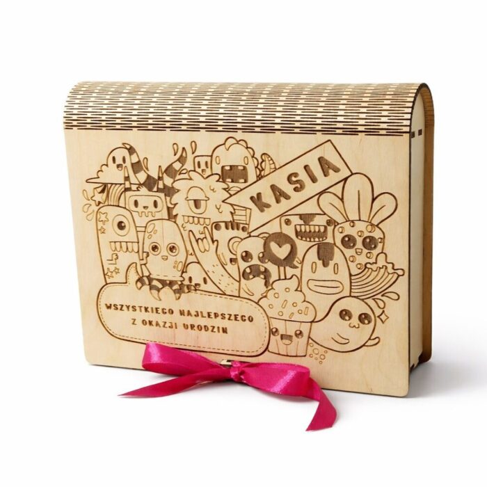 drewniane pudełko na prezent urodzinowy z grawerem