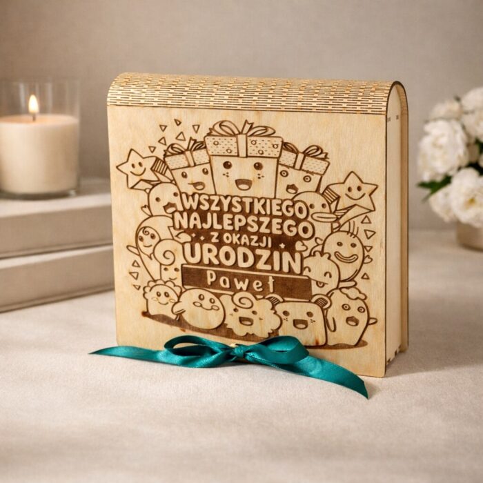 drewniane pudełko na prezent urodzinowy z grawerem