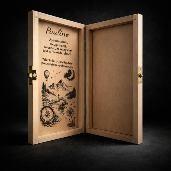 Otwarte drewniane pudełko na 18 urodziny z nadrukiem UV i dedykacją wewnątrz