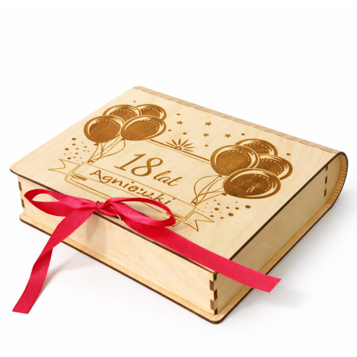 Otwierane pudełko z grawerowanej sklejki z ozdobną czerwoną wstążką do przechowywania prezentu