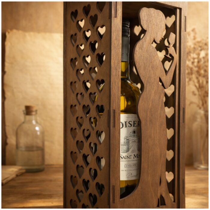 Butelka wina w dekoracyjnej drewnianej skrzynce na wino ze wzorem serc