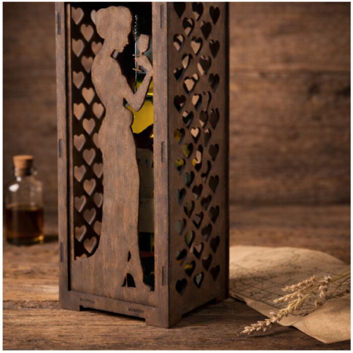 Detal wycinanego wzoru kobiecej sylwetki na drewnianej skrzynce na wino