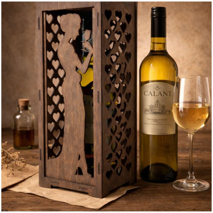 Ozdobna skrzynka na wino ze sklejki z ażurowym wzorem serc widok z boku