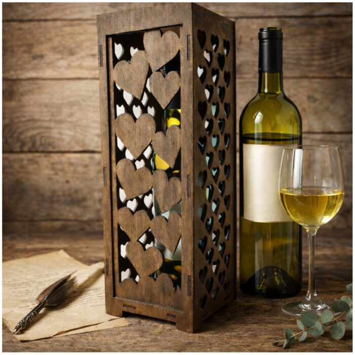 Wysoka drewniana skrzynka na wino ze sklejki z ażurowym wzorem serc – cała sylwetka produktu