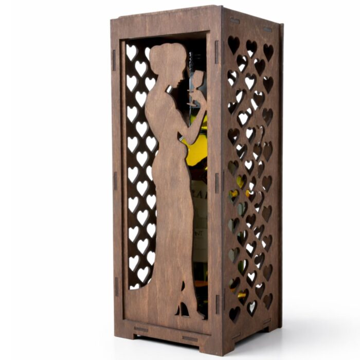 Drewniana skrzynka na wino z wycinanym wzorem kobiety i serc widok z przodu
