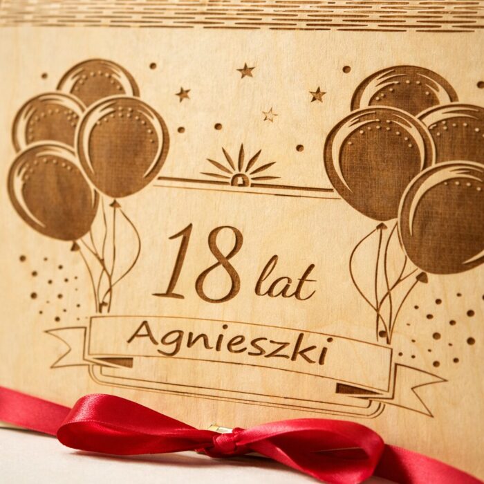 Personalizowane drewniane pudełko ze sklejki z grawerem 18 lat i imieniem, ozdobione balonami
