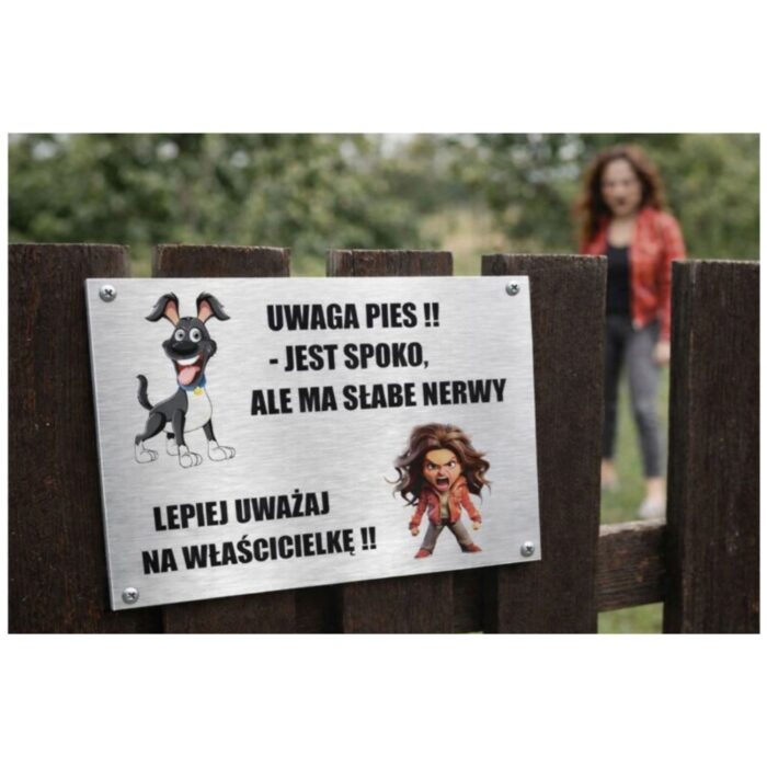 Tabliczka „Uwaga pies” zamontowana na ogrodzeniu domu – przykład zastosowania