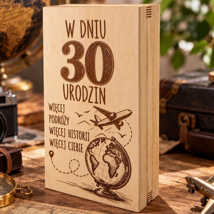 Drewniane pudełko na pieniądze na 30 urodziny z grawerem w aranżacji prezentowej
