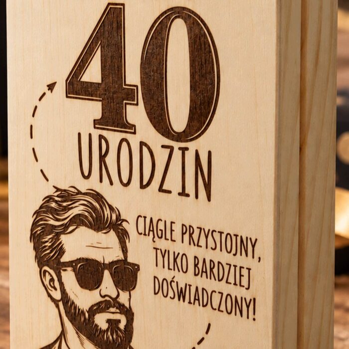 Zbliżenie graweru na wieczku drewnianego pudełka na 40 urodziny